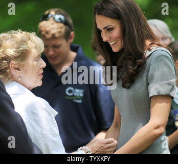 La duchesse de Cambridge Catherine (R) s'adresse aux membres de la foule alors qu'elle et le Prince William assister à une cérémonie de plantation d'arbre à Rideau Hall, à Ottawa, Canada le 2 juillet 2011. Le couple royal britannique de neuf jours du tour du Canada est leur première mission officielle à l'étranger ensemble. UPI/Christine Chew Banque D'Images