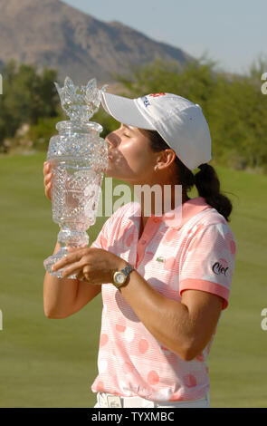 Lorena Ochoa embrasse trophy après provenant de l'arrière pour vaincre plus proche rival Annika Sorenstam par 2 dans la ronde finale du Championnat du Monde Samsung à Bighorn Golf Club à Palm Desert, Californie le 15 octobre 2006. Ochoa a commencé la journée en 3 coups derrière leader et champion en titre, Sorenstam mais a ajouté une carte de 7 sous la normale, 65 pour gagner le trophée. (Photo d'UPI/Christine Chew) Banque D'Images