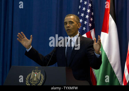 Le président américain Barack Obama et le président de l'Autorité palestinienne Mahmoud Abbas (non illustré) répondre aux questions lors d'une conférence de presse commune dans la ville palestinienne de Cisjordanie Ramallah le 21 mars 2013. Obama est arrivé en Israël et au Moyen-Orient pour une visite de trois jours au cours de laquelle il rencontrera les dirigeants israéliens et palestiniens que sa première visite en tant que président. En haut à gauche est une photo de dirigeant palestinien Yasser Arafat. UPI Banque D'Images