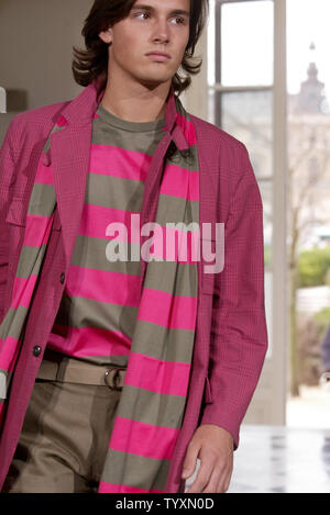 A model par couturier français Pierre-Henri Mattout pour Dormeuil au cours de la présentation de son printemps/été 2006 collection de vêtements pour homme à Paris, le lundi 4 juillet 2005. (Photo d'UPI/Maya Vidon) Banque D'Images