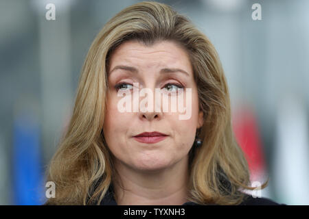 Bruxelles, Belgique. 26 Juin, 2019. Le Secrétaire à la défense britannique Penny Mordaunt arrive pour une réunion des ministres de la défense de l'OTAN au siège de l'OTAN à Bruxelles, Belgique, le 26 juin 2019. Les ministres de la défense de l'OTAN se sont réunis à Bruxelles le mercredi pour commencer deux jours de pourparlers sur les principaux défis en matière de sécurité. Credit : Zhang Cheng/Xinhua/Alamy Live News Banque D'Images