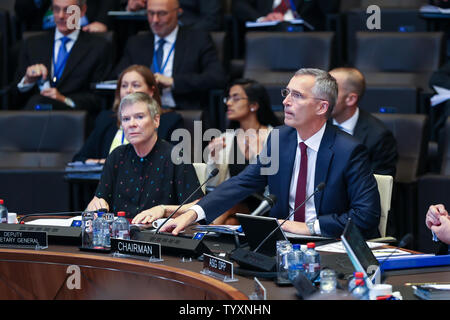 Bruxelles, Belgique. 26 Juin, 2019. Le Secrétaire général de l'OTAN, Jens Stoltenberg (R, avant) assiste à une réunion des ministres de la défense de l'OTAN au siège de l'OTAN à Bruxelles, Belgique, le 26 juin 2019. Les ministres de la défense de l'OTAN se sont réunis à Bruxelles le mercredi pour commencer deux jours de pourparlers sur les principaux défis en matière de sécurité. Credit : Zhang Cheng/Xinhua/Alamy Live News Banque D'Images