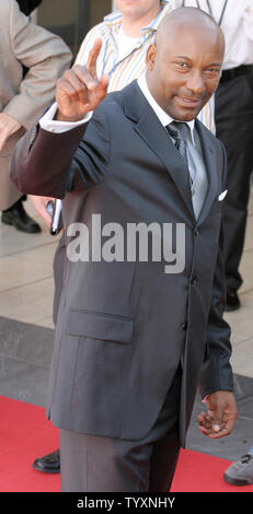 Le réalisateur John Singleton arrive sur le tapis rouge pour la projection de son nouveau film "Quatre Frères" au 31e Festival du Cinéma Américain de Deauville, France le 10 septembre 2005. (Photo d'UPI/David Silpa) Banque D'Images