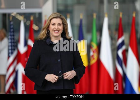 Bruxelles, Belgique. 26 Juin, 2019. Le Secrétaire à la défense britannique Penny Mordaunt arrive pour une réunion des ministres de la défense de l'OTAN au siège de l'OTAN à Bruxelles, Belgique, le 26 juin 2019. Les ministres de la défense de l'OTAN se sont réunis à Bruxelles le mercredi pour commencer deux jours de pourparlers sur les principaux défis en matière de sécurité. Credit : Zhang Cheng/Xinhua/Alamy Live News Banque D'Images