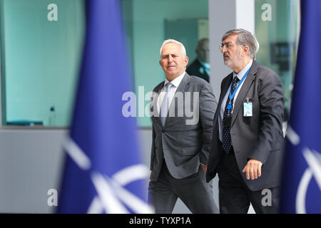 Bruxelles, Belgique. 26 Juin, 2019. Le ministre grec de la Défense, Evangelos Apostolakis (L) arrive pour une réunion des ministres de la défense de l'OTAN au siège de l'OTAN à Bruxelles, Belgique, le 26 juin 2019. Les ministres de la défense de l'OTAN se sont réunis à Bruxelles le mercredi pour commencer deux jours de pourparlers sur les principaux défis en matière de sécurité. Credit : Zhang Cheng/Xinhua/Alamy Live News Banque D'Images