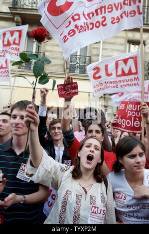 Les partisans de Ségolène Royal, du Parti Socialiste de France, candidat à l'élection présidentielle réagir à l'annonce des résultats du premier tour vote à la centrale du parti à Paris, le 22 avril 2007. Royal et adversaire conservateur Nicolas Sarkozy faite au deuxième tour. (Photo d'UPI / William Alix) Banque D'Images