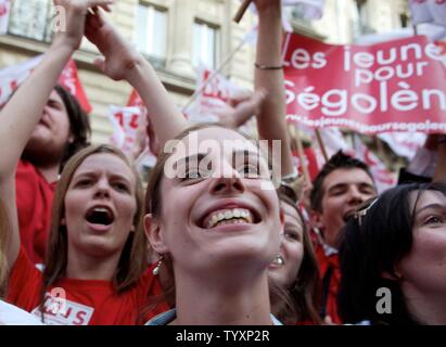 Les partisans de Ségolène Royal, du Parti Socialiste de France, candidat à l'élection présidentielle réagir à l'annonce des résultats du premier tour vote à la centrale du parti à Paris, le 22 avril 2007. Royal et adversaire conservateur Nicolas Sarkozy faite au deuxième tour. (Photo d'UPI / William Alix) Banque D'Images