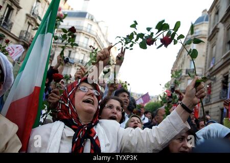 Les partisans de Ségolène Royal, du Parti Socialiste de France, candidat à l'élection présidentielle réagir à l'annonce des résultats du premier tour vote à la centrale du parti à Paris, le 22 avril 2007. Royal et adversaire conservateur Nicolas Sarkozy faite au deuxième tour. (Photo d'UPI / William Alix) Banque D'Images