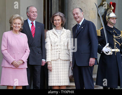 Le président français Jacques Chirac (R) et son épouse, Bernadette (L) sortir d'une réunion avec le roi d'Espagne Juan Carlos (2L) et de la Reine Sofia sur les marches de l'Elysée à Paris, le 27 mars 2006.Juan Carlos est à sa troisième visite d'Etat en France au cours de ses trois années de règne. (Photo d'UPI/Maya Vidon) Banque D'Images