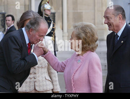 Le président français Jacques Chirac (R) regarde le roi d'Espagne Juan Carlos (L) embrasse sa femme, Bernadette, sur la main avant de quitter l'Elysée à Paris, le 27 mars 2006. Juan Carlos est à sa troisième visite d'Etat en France au cours de ses trois années de règne. (Photo d'UPI/Maya Vidon) Banque D'Images