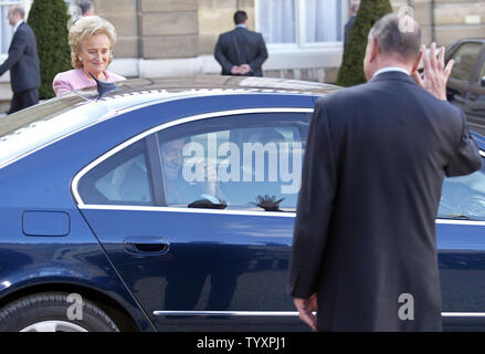 Le président français Jacques Chirac (R) et son épouse, Bernadette, adieu au roi d'Espagne Juan Carlos pendant qu'il part dans sa voiture l'Elysée à Paris, le 27 mars 2006. Juan Carlos est à sa troisième visite d'Etat en France au cours de ses trois années de règne. (Photo d'UPI/Maya Vidon) Banque D'Images