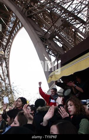 Environ 200 étudiants des écoles secondaires tenir un meeting de protestation contre le Contrat Première Embauche (CPE) sous la Tour Eiffel à Paris lundi, 3 avril 2006. Les étudiants a bloqué l'entrée du monument. Les manifestants français, se déclarant au bord de la victoire, l'espoir de rassembler au moins un million de personnes à l'échelle nationale pour les marches et les grèves mardi contre une loi, pour endiguer le chômage, qui a plongé le pays dans la crise. (Photo d'UPI/William Alix) Banque D'Images