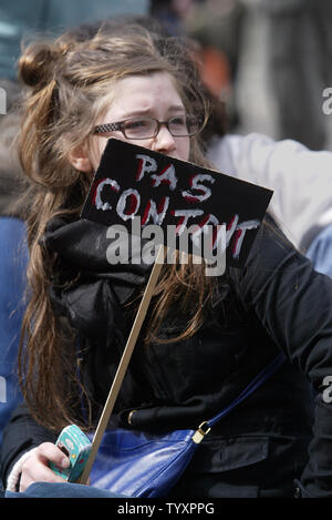 Un étudiant français est titulaire d'un signe qui indique 'Pas content' au cours d'une marche de protestation le long d'une des principales avenues de Paris, le 11 avril 2006. Des centaines d'étudiants, encouragés par le président Jacques Chirac's cave-in sur le Contrat Première Embauche (CPE), est allé de l'avant avec un pré-projet de manifestation dans une tentative de se débarrasser d'autres réformes du travail. (Photo d'UPI/Eco Clement) Banque D'Images
