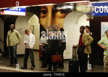 Les banlieusards d'attendre un train dans l'arrêt de métro Concorde, qui a été décorée avec des images de "The Da Vinci Code' film, à Paris le 15 mai 2006 . Le film sera disponible en France le 17 mai à l'ouverture du Festival de Cannes. (Photo d'UPI/Eco Clement) Banque D'Images