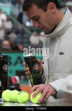 Un fonctionnaire vérifie la qualité des balles de tennis avant de les mettre en jeu à l'Open de France de Roland Garros à Paris, France le 30 mai 2006. (UPI Photo/ David Silpa) Banque D'Images