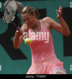 Le russe Maria Sharapova frappe un coup droit lors de son quatrième match avec d'autres Fédération de Dinara Safina à l'Open de France de Roland Garros à Paris, France le 4 juin 2006. Quatorzième-ensemencement Safina bouleversé la quatrième favorite Sharapova à avancé à la ronde suivante. (UPI Photo/ David Silpa) Banque D'Images