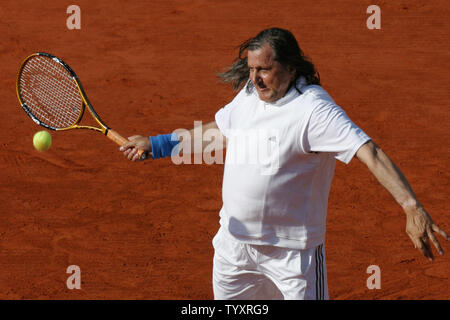 Tennis Ilie Nastase frappe un grand coup droit durant son plus de 45 ans match à l'Open de France de Roland Garros à Paris, France le 7 juin 2006. Nastase jumelé avec Jose-Luis Clerc argentin contre suédois Anders Jarryd et l'Américain John Mcenroe. (UPI Photo/ David Silpa) Banque D'Images