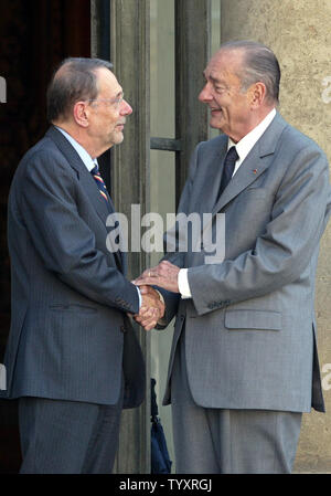 Le président français Jacques Chirac fait ses adieux au chef de la politique étrangère de l'UE Javier Solana à l'Elysée à Paris, le 8 juin 2006. (Photo d'UPI/Eco Clement) Banque D'Images