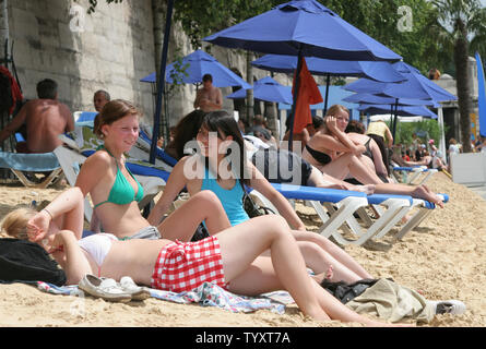 Les parisiens de profiter de Paris Plages' journée d'ouverture le 20 juillet 2006, une initiative lancée par le maire de Paris Bertrand Delanoë qui crée une plage artificielle le long des berges de la Seine de la capitale. (Photo d'UPI/William Alix) Banque D'Images