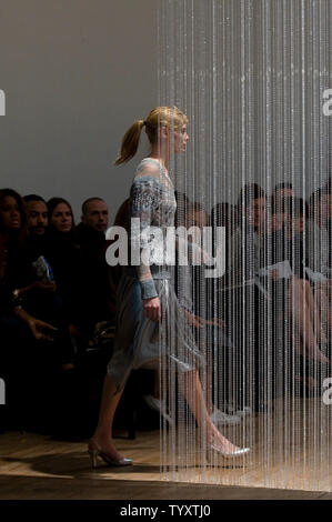 Un modèle de création d'un sportif par Veronique Branquinho pendant le printemps/été 2007 collections prêt-à-porter des exposés à Paris le 4 octobre 2006. (Photo d'UPI/William Alix) Banque D'Images