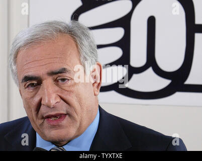 Ancien ministre des Finances français Dominique Strauss-Kahn parle aux journalistes le 17 novembre 2006 à Paris, un jour après qu'il a été éliminé de l'élection présidentielle d'avril prochain course. Strauss-Kahn a perdu l'élection primaire du parti socialiste pour Ségolène Royal qui a balayé une victoire écrasante avec plus de 60 pour cent des voix. (Photo d'UPI/Eco Clement) Banque D'Images