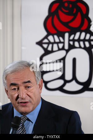 Ancien ministre des Finances français Dominique Strauss-Kahn parle aux journalistes le 17 novembre 2006 à Paris, un jour après qu'il a été éliminé de l'élection présidentielle d'avril prochain course. Strauss-Kahn a perdu l'élection primaire du parti socialiste pour Ségolène Royal qui a balayé une victoire écrasante avec plus de 60 pour cent des voix. (Photo d'UPI/Eco Clement) Banque D'Images