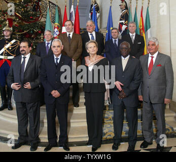 La ministre française de la Défense Michèle Alliot-Marie (C) pose avec ses homologues de l'Initiative '5 +5' depuis l'Europe et les pays du Maghreb après une réunion à son bureau à Paris, le 11 décembre 2006. Première rangée, de gauche à droite : Malte Secrétaire d'État pour le cabinet du Premier Ministre, Anthony Abela ; le sous-ministre de la Défense, Abderrahmane Sbai mauritanien ; le ministre de la Défense, le Colonel El Hadj Dia Abederrahmane et Jamahiriya général chargé des relations de la défense Ahmed Mahmoud Ali al Zwai. 2ème rangée, de G à D : sous-secrétaire d'Etat de la Défense italien Emilio Casula ; l'Espagne est le ministre de la Défense, Jose Antonio Banque D'Images