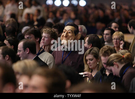 Un supporter porte un masque représentant le Ministre français de l'Intérieur Nicolas Sarkozy comme il assiste au lancement du candidat de sa campagne pour la présidence à Paris, le 14 janvier 2007, après des dizaines de milliers de partisans lui acclamé comme candidat officiel de l'Union pour un Mouvement Populaire (UMP). La France de la présidence Sarkozy UMP nommé officiellement comme son candidat à l'élection présidentielle de 2007 pour contester Ségolène Royal socialiste. (Photo d'UPI/Eco Clement) Banque D'Images