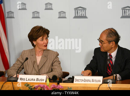 Le directeur général de l'Organisation des Nations Unies pour l'éducation, la science et la culture (UNESCO), Koichiro Matsuura (R), les montres en tant que première dame des États-Unis Laura Bush parle au cours d'une conférence au siège de l'UNESCO à Paris, le 15 janvier 2007. La première dame qui est l'ambassadeur honoraire de l'UNESCO pour la décennie de l'alphabétisation est sur une visite de trois jours en France. (Photo d'UPI/Eco Clement) Banque D'Images