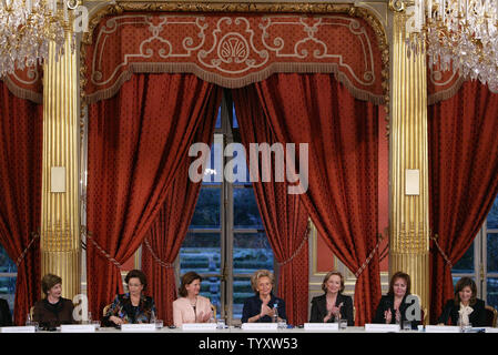 (L à R) Première Dame des États-Unis Laura Bush, épouse du président égyptien, Suzanne Moubarak, la Reine Silvia de Suède, épouse du président français, Bernadette Chirac, Belgique La Reine Paola, et épouse du président russe Liudmila Poutine assister à une conférence à l'Elysée à Paris, le 17 janvier 2007. Les Premières Dames se sont réunis pour former un comité pour la défense des enfants exploités ou perdu. (Photo d'UPI/Eco Clement) Banque D'Images