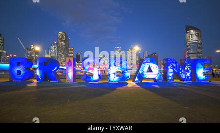 BRISBANE, AUSTRALIE-mars, 7, 2017 : Photo de nuit des grandes lettres de Brisbane en modifiant les couleurs, Banque D'Images