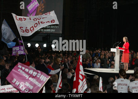 Parti socialiste français candidate présidentielle Ségolène Royal prend la parole à un rassemblement électoral lors d'une réunion à Villepinte, France le 11 février 2007. Royal, en retrait dans les sondages d'opinion et de la difficulté à lancer sa campagne présidentielle, a présenté 100 propositions qu'elle dit, faire de la France un pays plus fort et plus juste. (Photo d'UPI/Eco Clement) Banque D'Images