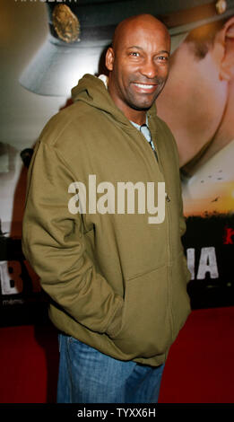 Le réalisateur John Singleton arrive pour la première du film "Goodbye Bafana" sur les Champs-Elysées à Paris le 21 mars 2007. (Photo d'UPI/David Silpa) Banque D'Images