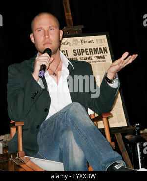 L'acteur Michael Rosenbaum réagit à l'audience durant le Festival du Film d'Aventure Jules Verne au Grand Rex théâtre à Paris le 20 avril 2007. Rosenbaum a reçu un prix pour son rôle en tant que Lex Luthor dans la série télévisée 'Smallville'. (Photo d'UPI/David Silpa) Banque D'Images