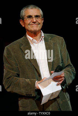 Le réalisateur français Claude Lelouch arrive sur scène au Festival du Film d'Aventure Jules Verne au Grand Rex théâtre à Paris le 21 avril 2007. (Photo d'UPI/David Silpa) Banque D'Images