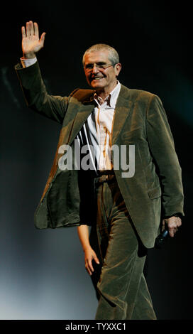 Le réalisateur français Claude Lelouch arrive sur scène au Festival du Film d'Aventure Jules Verne au Grand Rex théâtre à Paris le 21 avril 2007. (Photo d'UPI/David Silpa) Banque D'Images