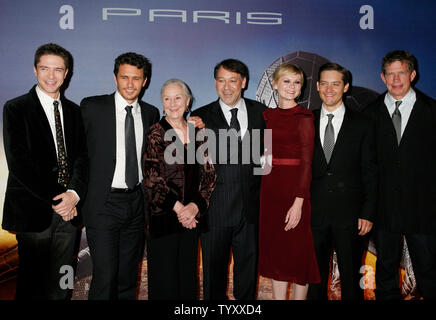 Acteurs (L à R) Topher Grace, James Franco, Rosemary Harris, réalisateur Sam Raimi, Kirsten Dunst, Tobey Maguire et Thomas Haden Church arrivent pour la première de Spider-Man 3 au Cinéma Grand Rex à Paris le 27 avril 2007. (Photo d'UPI/David Silpa) Banque D'Images