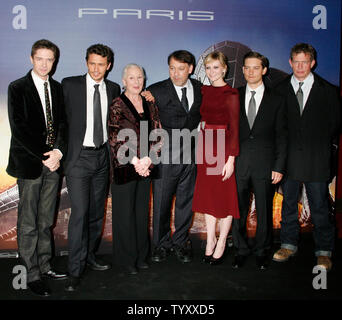 Acteurs (L à R) Topher Grace, James Franco, Rosemary Harris, réalisateur Sam Raimi, Kirsten Dunst, Tobey Maguire et Thomas Haden Church arrivent pour la première de Spider-Man 3 au Cinéma Grand Rex à Paris le 27 avril 2007. (Photo d'UPI/David Silpa) Banque D'Images