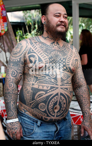 Un festival Présence affiche son tatouage tatouage au cours de l'Art Festival au Parc Floral de Paris le 28 avril 2007. (UPI Photo/ David Silpa) Banque D'Images