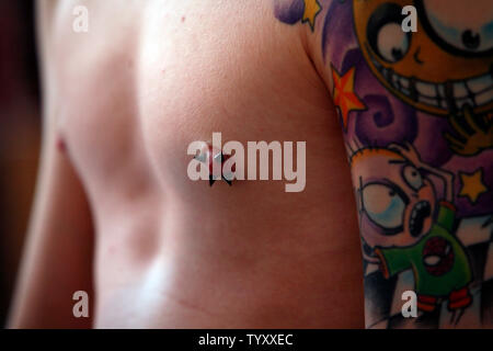 Un festival Présence affiche son tatouage et piercing pendant le Tattoo Art Festival au Parc Floral de Paris le 28 avril 2007. (UPI Photo/ David Silpa) Banque D'Images