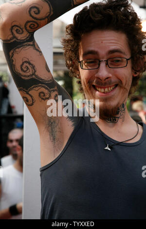 Un festival Présence affiche son tatouage tatouage au cours de l'Art Festival au Parc Floral de Paris le 28 avril 2007. Cette présence a été le vainqueur du "pire" pour son concours de tatouage tatouage d'aisselles. (UPI Photo/ David Silpa) Banque D'Images