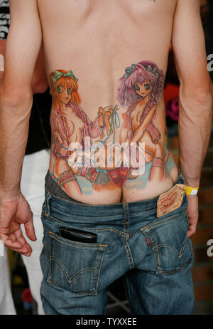 Un festival Présence affiche son tatouage tatouage au cours de l'Art Festival au Parc Floral de Paris le 28 avril 2007. (UPI Photo/ David Silpa) Banque D'Images