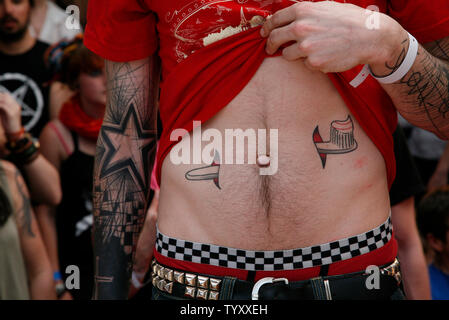 Un festival Présence affiche son tatouage tatouage au cours de l'Art Festival au Parc Floral de Paris le 28 avril 2007. (UPI Photo/ David Silpa) Banque D'Images