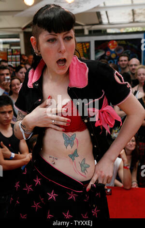 Un festival Présence affiche son tatouage tatouage au cours de l'Art Festival au Parc Floral de Paris le 28 avril 2007. (UPI Photo/ David Silpa) Banque D'Images