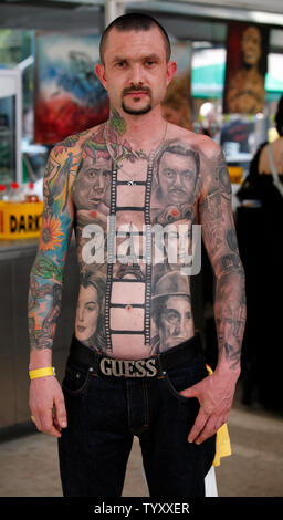 Un festival Présence affiche son tatouage tatouage au cours de l'Art Festival au Parc Floral de Paris le 28 avril 2007. (UPI Photo/ David Silpa) Banque D'Images