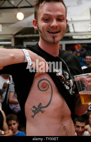 Un festival Présence affiche son tatouage et piercing pendant le Tattoo Art Festival au Parc Floral de Paris le 28 avril 2007. (UPI Photo/ David Silpa) Banque D'Images