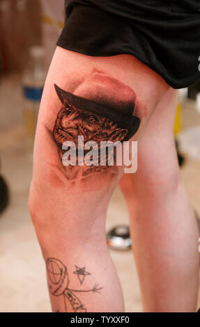 Un festival Présence affiche son tatouage tatouage au cours de l'Art Festival au Parc Floral de Paris le 28 avril 2007. (UPI Photo/ David Silpa) Banque D'Images