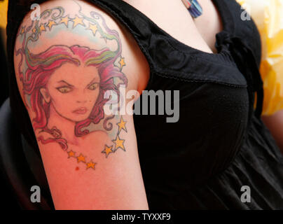 Un festival Présence affiche son tatouage tatouage au cours de l'Art Festival au Parc Floral de Paris le 28 avril 2007. (UPI Photo/ David Silpa) Banque D'Images