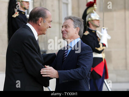 Visiter le Premier ministre britannique Tony Blair est accueilli par le président français sortant Jacques Chirac (L) à l'Elysée à Paris, le 11 mai 2007. Blair est rencontre avec Chirac avant de longs entretiens avec le nouveau président Nicolas Sarkozy. (Photo d'UPI/Eco Clement) Banque D'Images