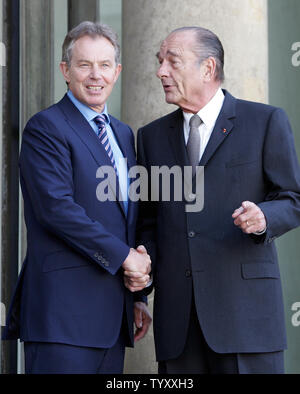 Visiter le Premier ministre britannique Tony Blair est accueilli par le président français sortant Jacques Chirac (R) à l'Elysée à Paris, le 11 mai 2007. Blair est rencontre avec Chirac avant de longs entretiens avec le nouveau président Nicolas Sarkozy. (Photo d'UPI/Eco Clement) Banque D'Images